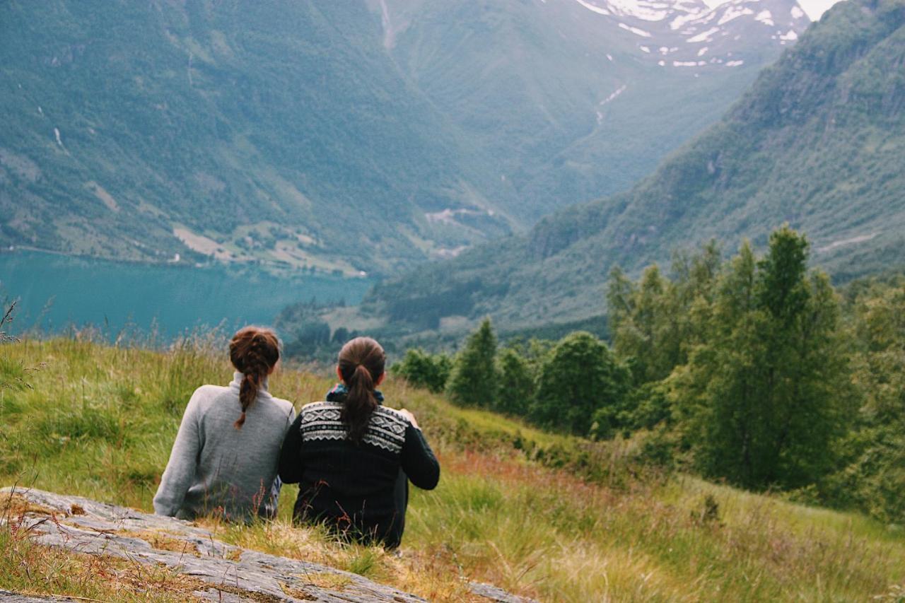 Loken Camping - Trivelig Og Idyllisk Ved Vannet Hotel Olden Exterior photo