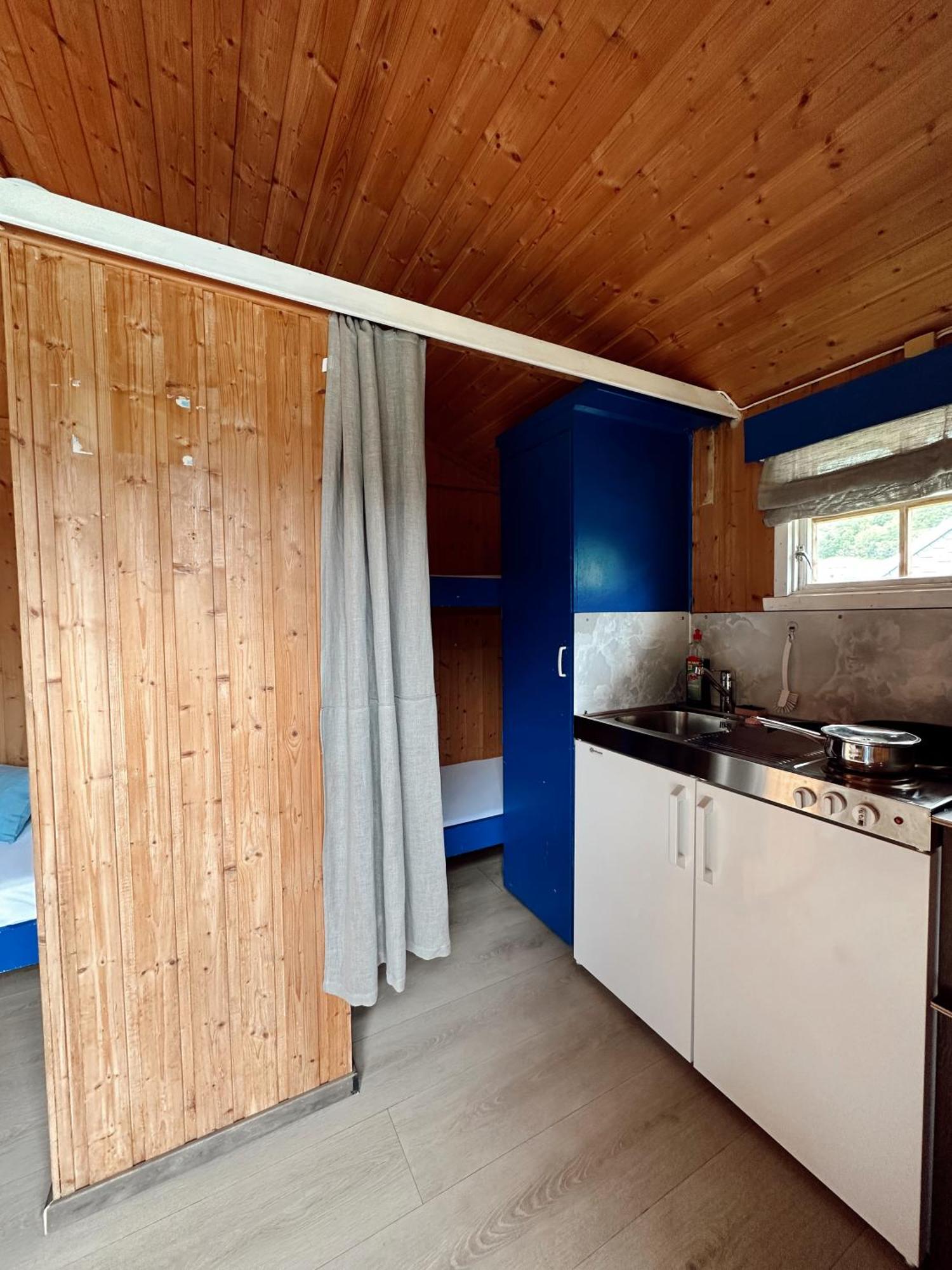 Loken Camping - Trivelig Og Idyllisk Ved Vannet Hotel Olden Exterior photo